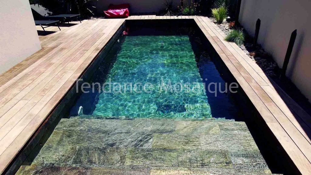 margelle pierre naturelle pour piscine